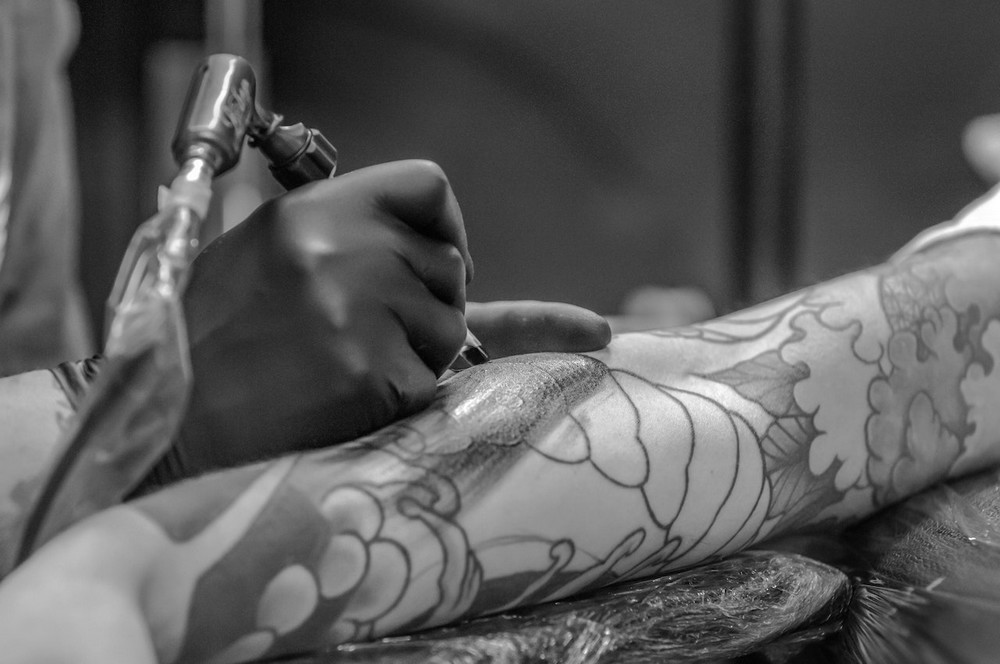 Alles wat je wilt weten over je eerste tatoeage op een zichtbare plek zoals je hand of nek
